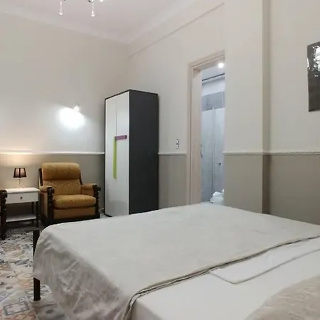στούντιο νεοκλασικό δίπλα στην αριστοτέλους!